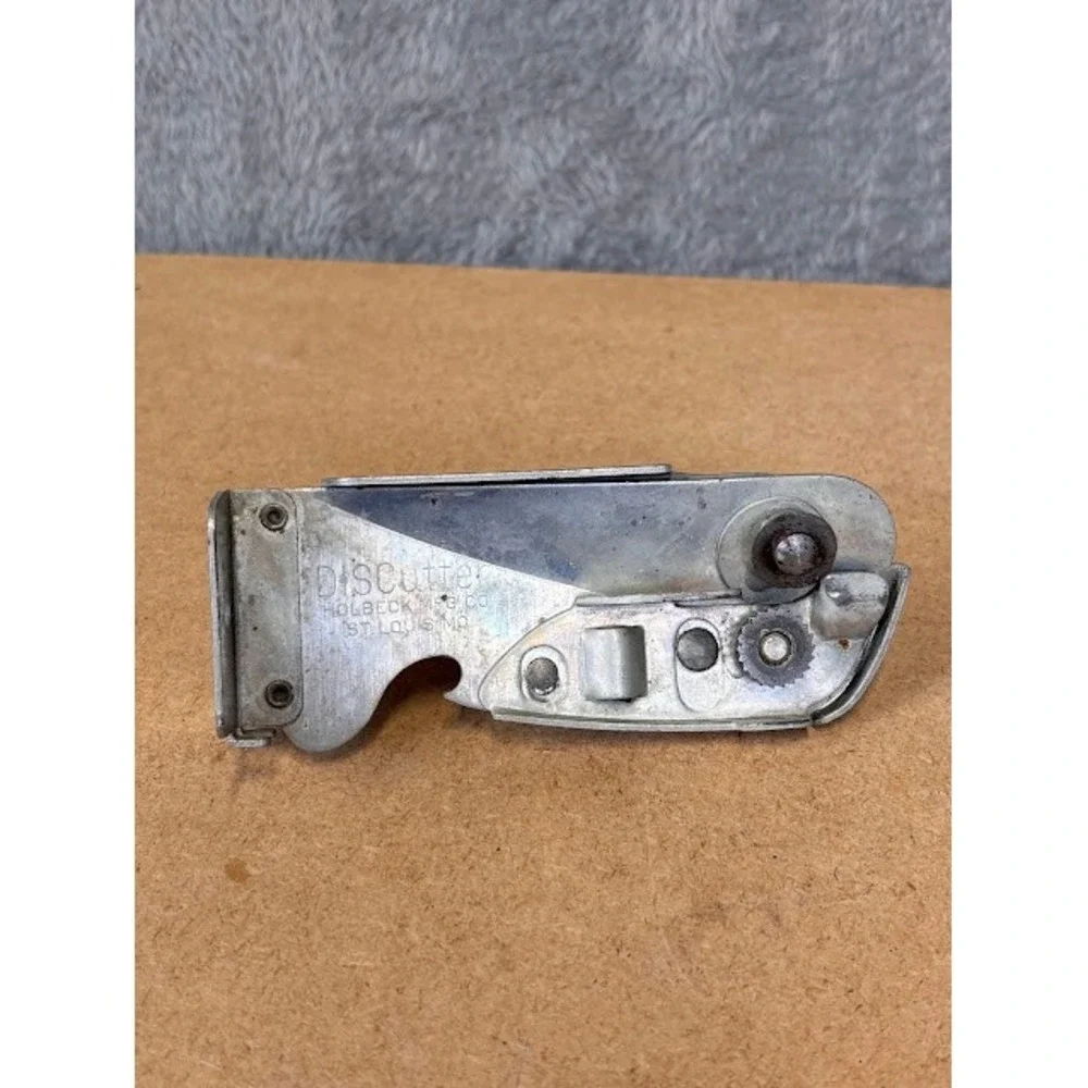Vintage Holbeck D-I-SCutter Wall Mount Can Opener Red Knob St Louis MO Metal